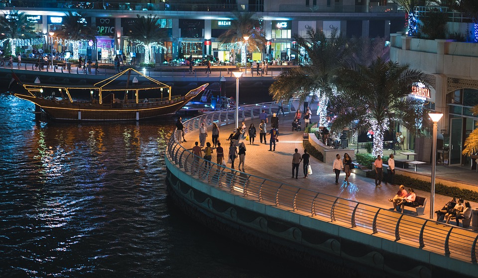 Dubai by night - Vægreklamer der reagerer på folks samtaler